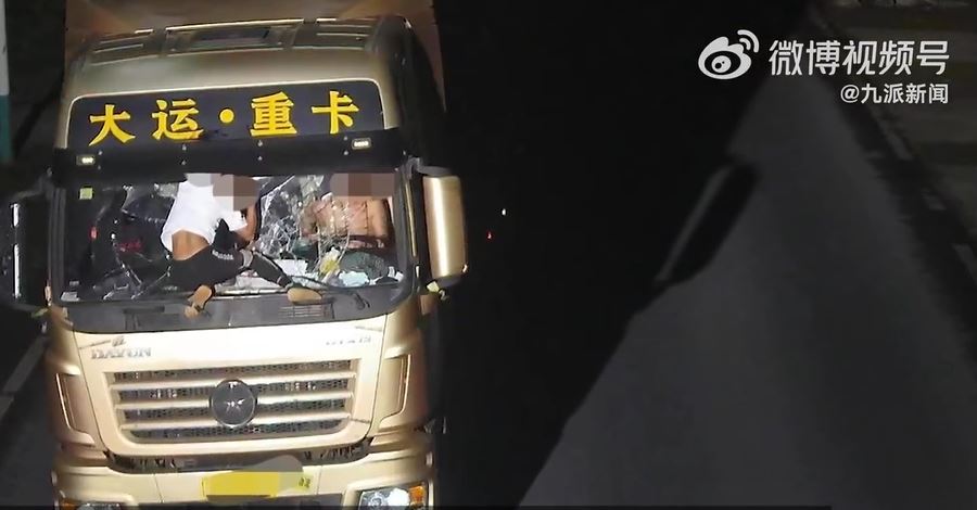 郭先生爬上貨車擋風玻璃，王男仍未有停車。