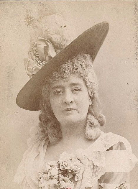 克利里是女同性戀組織「Les Rieuses」成員之一。