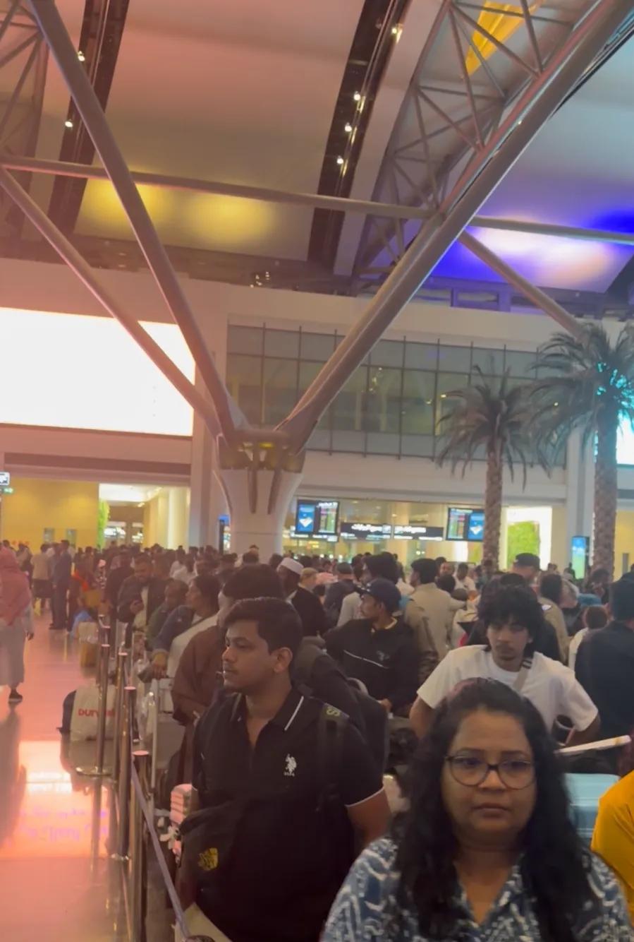 阿曼航班登機處排了長長的隊伍。 齊魯晚報 阿曼航班登機處排了長長的隊伍。 齊魯晚報