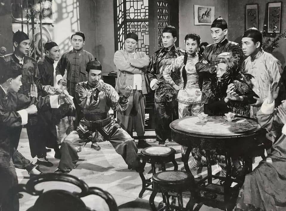 在1950、60年代黄飞鸿电影由擅长武术的关德兴主演，在当时的香港十分受欢迎。（当代中国网页资料）