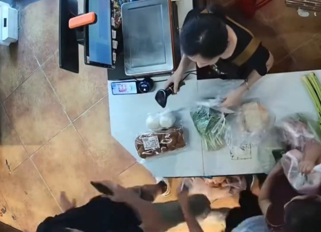 中年男即時出腳踢男孩。 中年男即時出腳踢男孩。