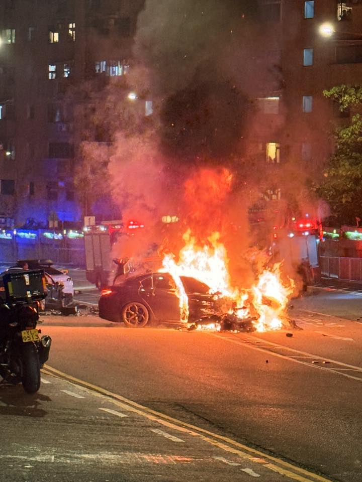 私家車發生意外後，迅速陷入火海。網上圖片