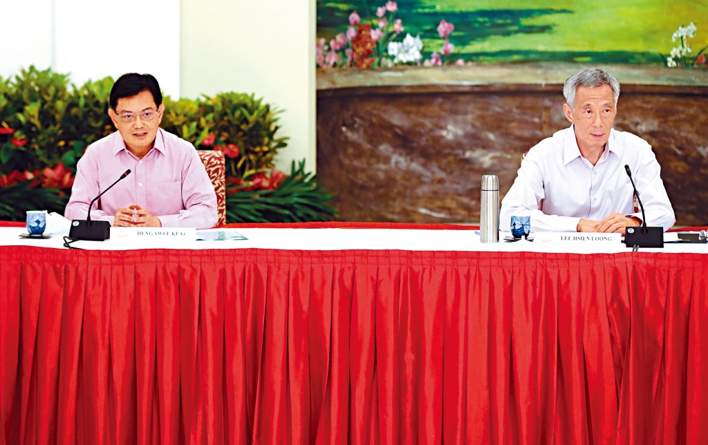 副總理王瑞杰（左）、總理李顯龍等執政團隊成員昨日召開記者會。