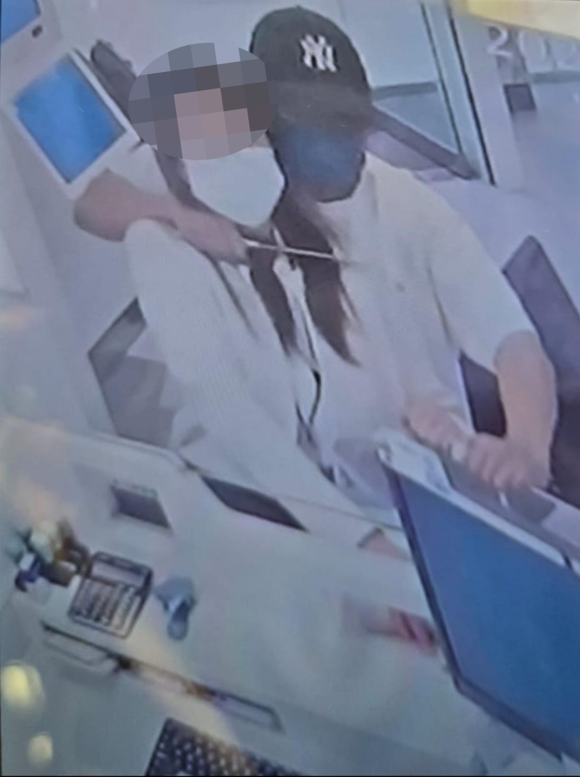 銀行女職員遭匪徒持刀箍頸挾持。