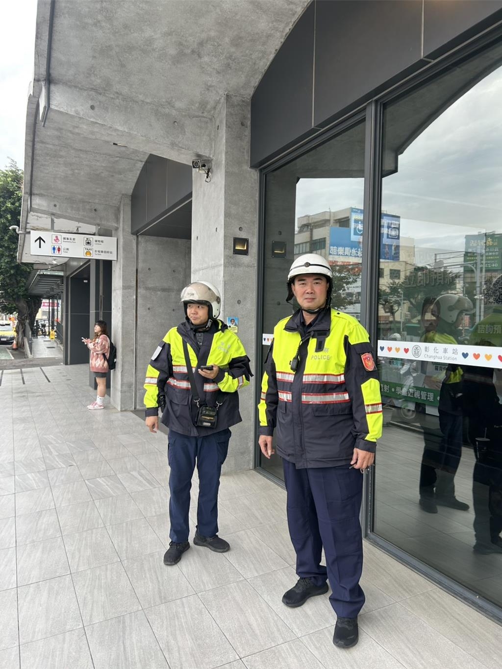 台警自昨日晚間8時開始，針對縣內各火車站、客運站等周邊及人潮眾多地點，加強巡邏及守望勤務。 台警
