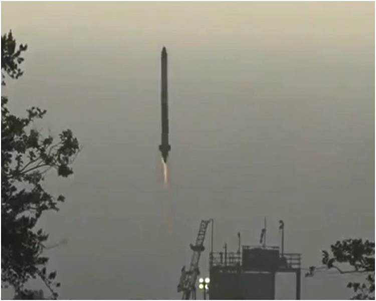 小型火箭「MOMO 2号」发射后即失控跌落发射台爆炸。网图