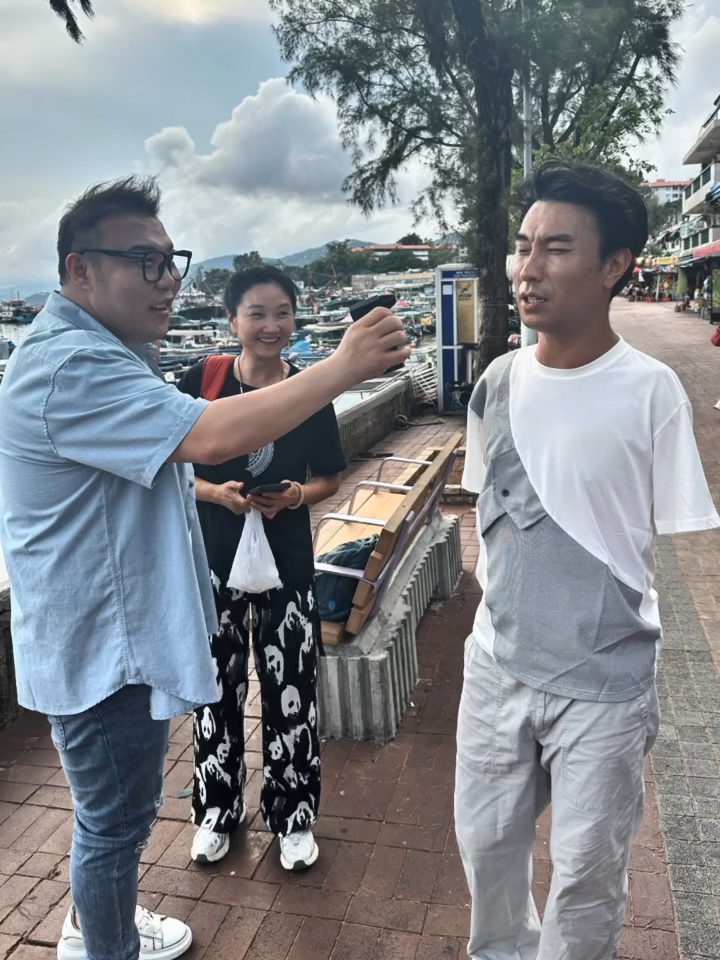 李金凱身邊有一神秘女子貼身照顧,原來她是李金凱的二姐。 李金凱身邊有一神秘女子貼身照顧,原來她是李金凱的二姐。
