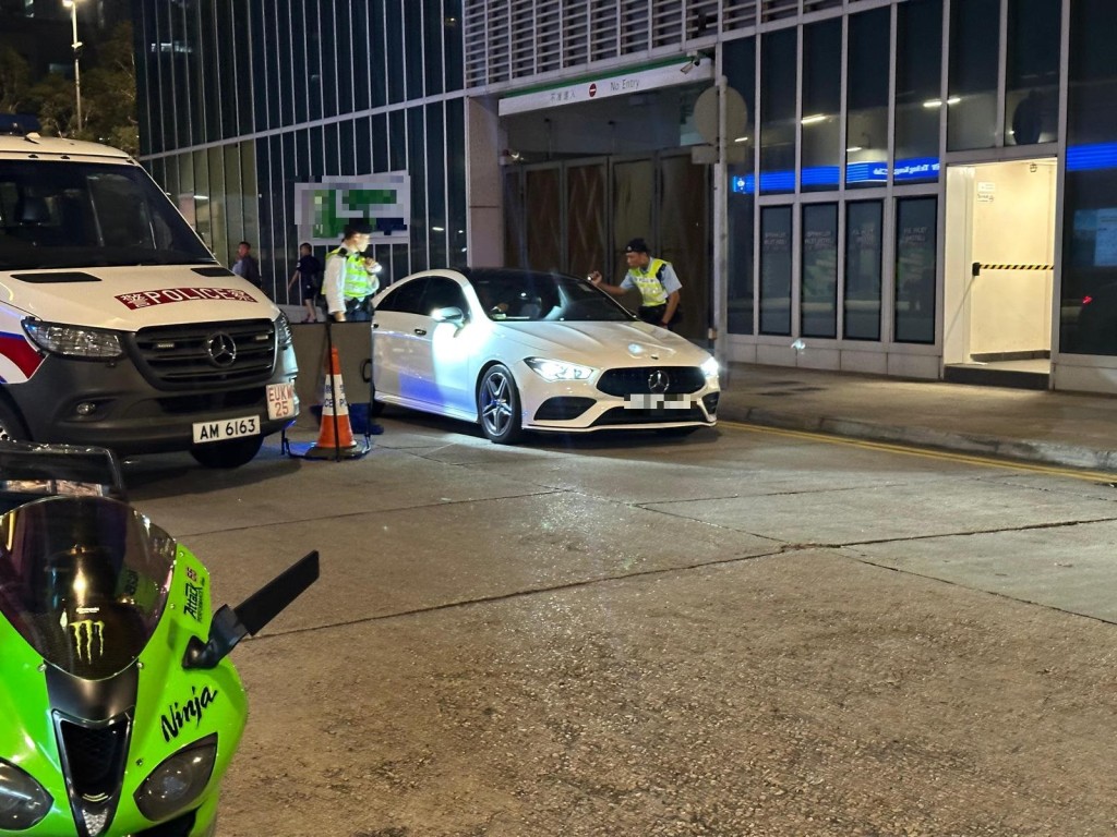 警方在萬聖節期間於西九龍區內娛樂場所重點打擊青少年濫藥及涉及與車輛使用有關的罪案。警方圖片 警方在萬聖節期間於西九龍區內娛樂場所重點打擊青少年濫藥及涉及與車輛使用有關的罪案。警方圖片