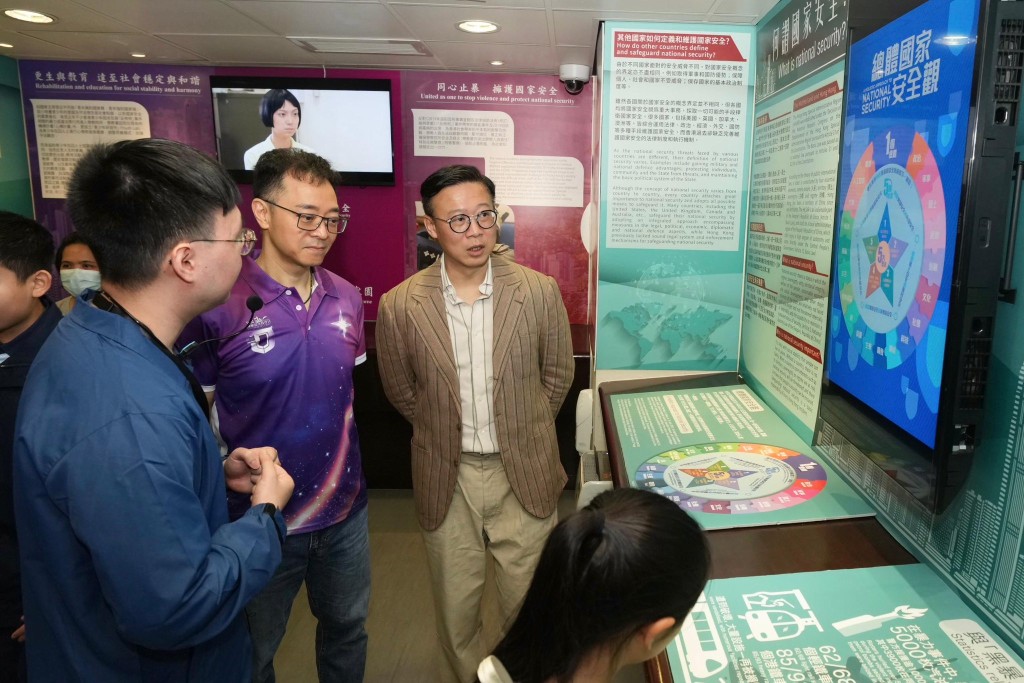 律政司副司長張國鈞（右二）在懲教署署長黃國興（左二）陪同下參觀香港懲教博物館內的國安展覽。