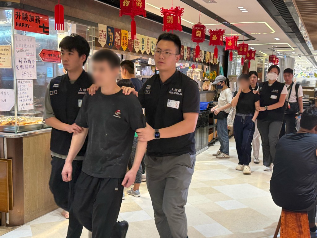 懷疑非法勞工在行動中被捕。入境處圖片 懷疑非法勞工在行動中被捕。入境處圖片