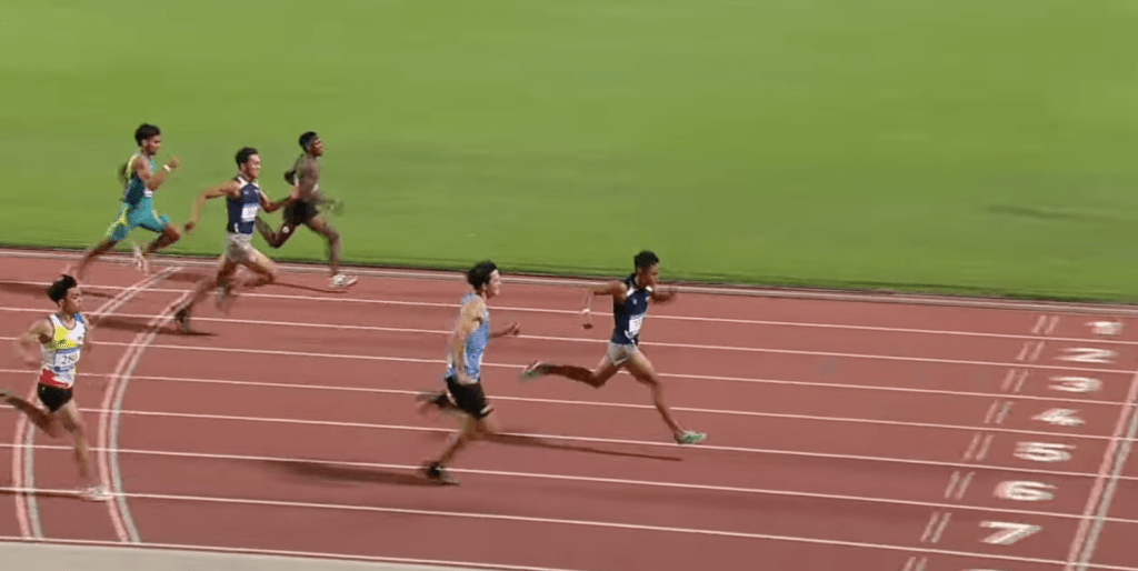 吴君浩(蓝衫)在200米决赛夺银, 金牌是泰国选手(中). 直播截图