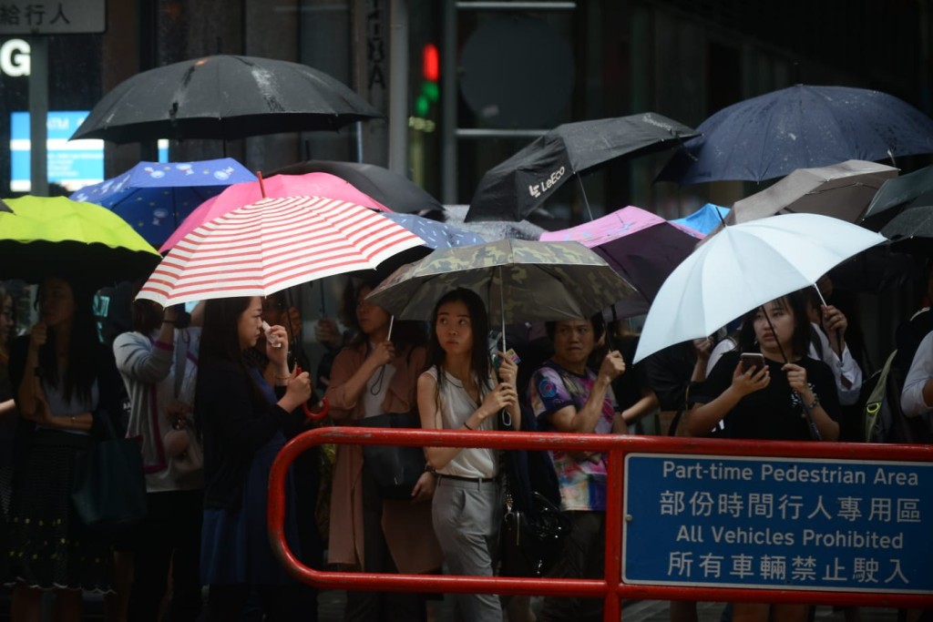 大批市民趕在八號風球懸掛前收工。