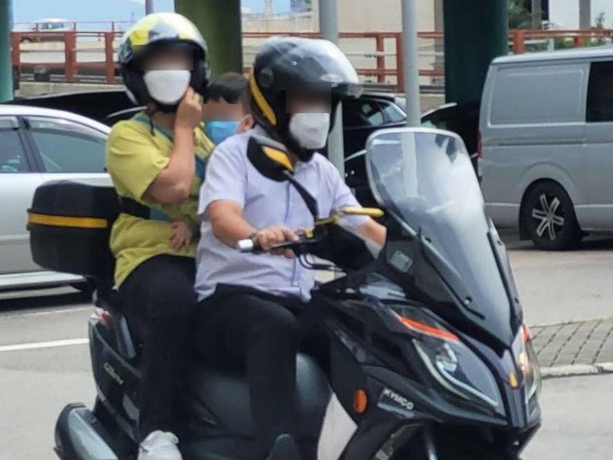 有網民目擊「一家三口」乘電單車出行，批評「呢度係香港呀…咪害個小朋友啦！」