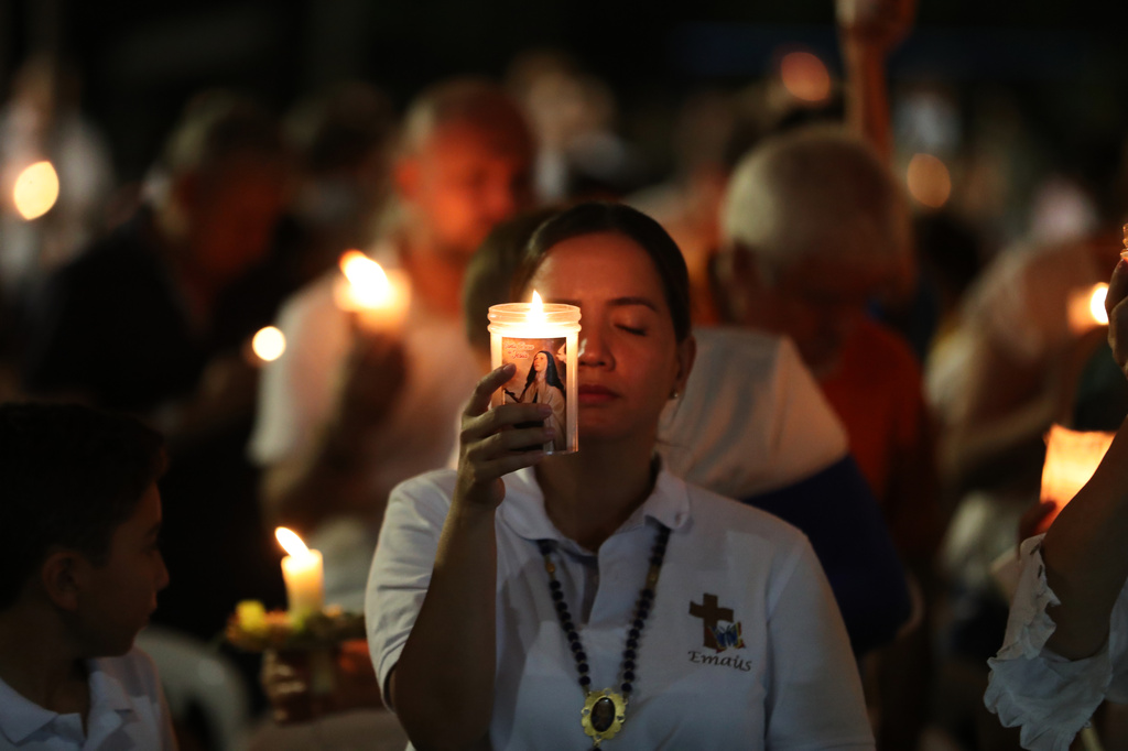 哥國民眾悼念死難者。 美聯社 哥國民眾悼念死難者。 美聯社