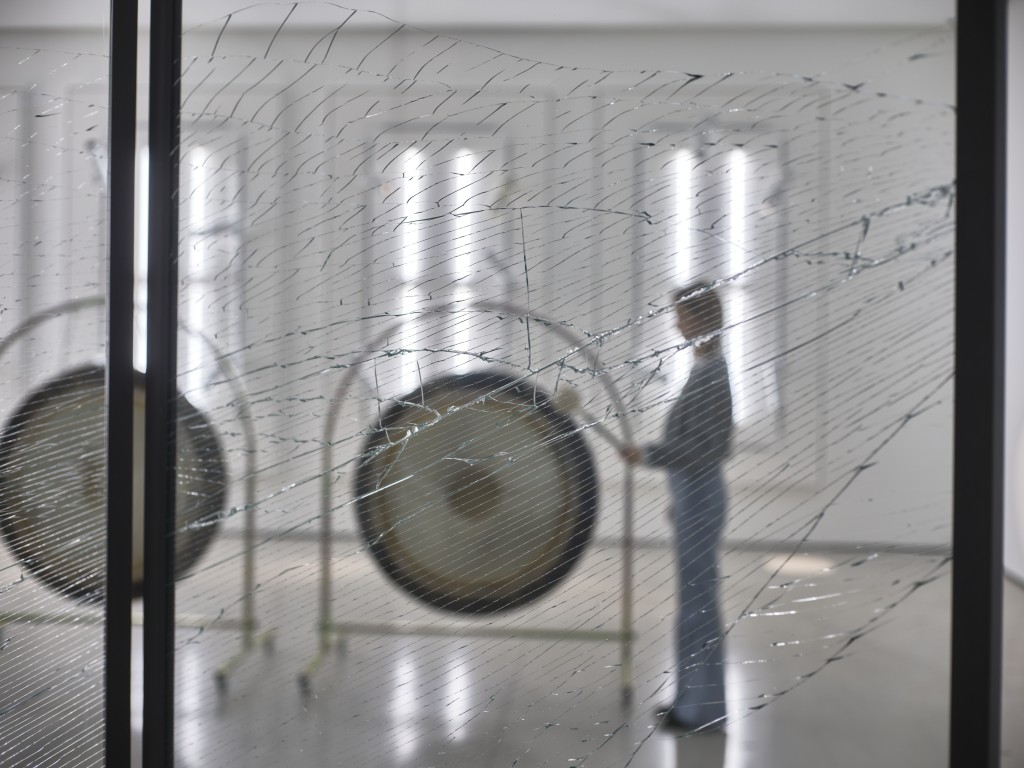 玻璃片上的細微裂紋，是偶然或故意形成？