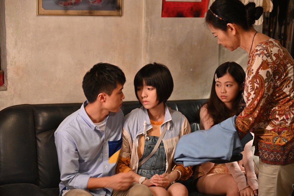  區明妙（右二）是《殺出個黃昏》班底裡年輕演員之一。