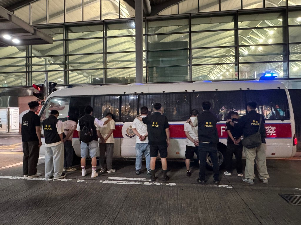 陳慧琳演唱會期間 跨部門紅館打擊黃牛黨 拘5內地男。警方圖片 陳慧琳演唱會期間 跨部門紅館打擊黃牛黨 拘5內地男。警方圖片