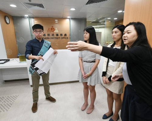 黃之鋒今早再到南區民政署辦公室。