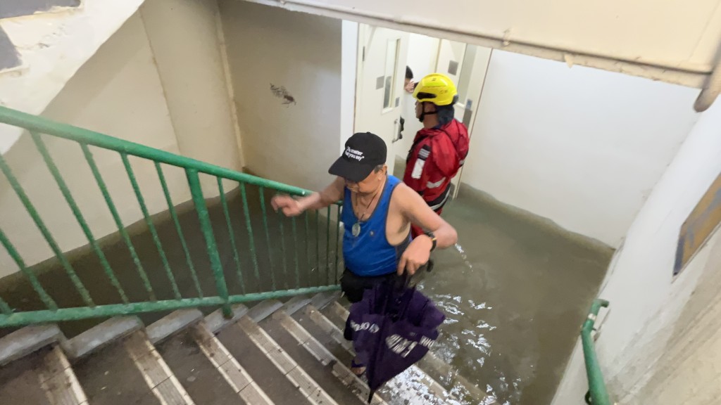 消防協助市民離開。 消防協助市民離開。