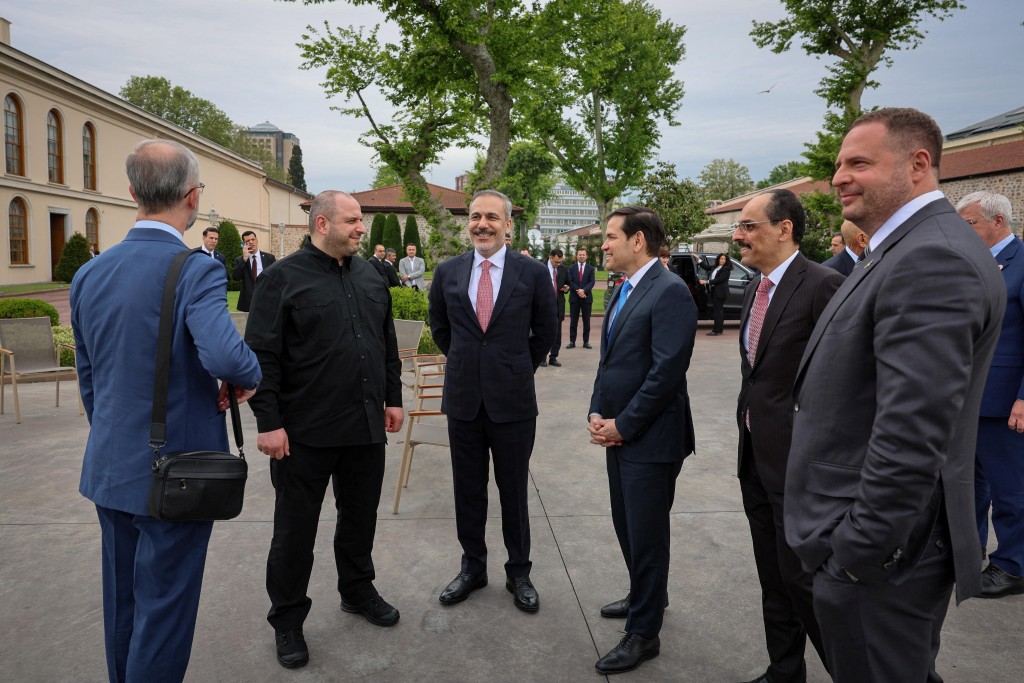 烏克蘭國防部長 Rustem Umerov、土耳其外交部長 Hakan Fidan、美國國務卿 Marco Rubio、土耳其情報局 (MIT) 局長 Ibrahim Kalin 和烏克蘭總統辦公室主任 Andriy Yermak 在土耳其、美國、烏克蘭三邊會談前聊天。路透社