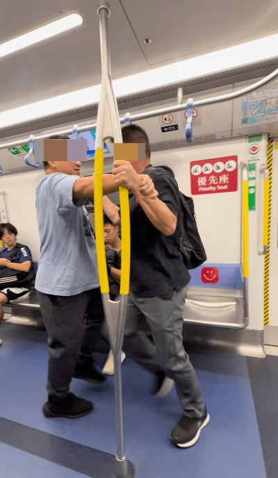 背囊男即時反抗並大喊「咪郁」。 背囊男即時反抗並大喊「咪郁」。