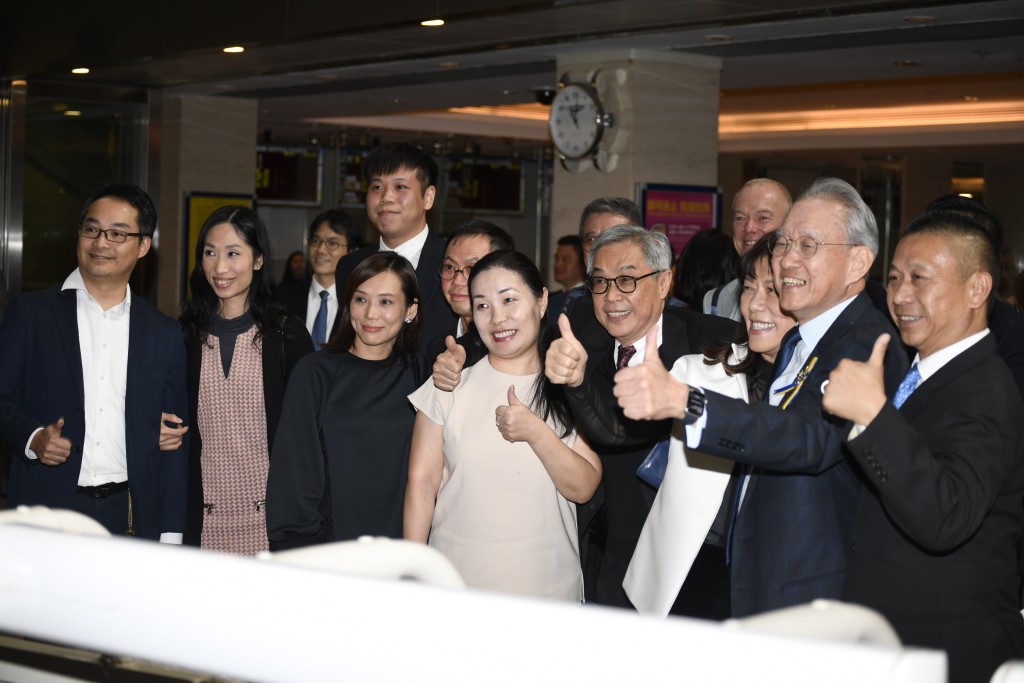 胡氏家族成員之一胡家驃 (右四) 是香港馬會十二大董之一，養馬多年，十分支持賽馬運動。