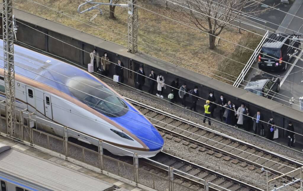 新幹線因停電停駛，旅客只能下車在軌道旁徒步行走。網上圖片