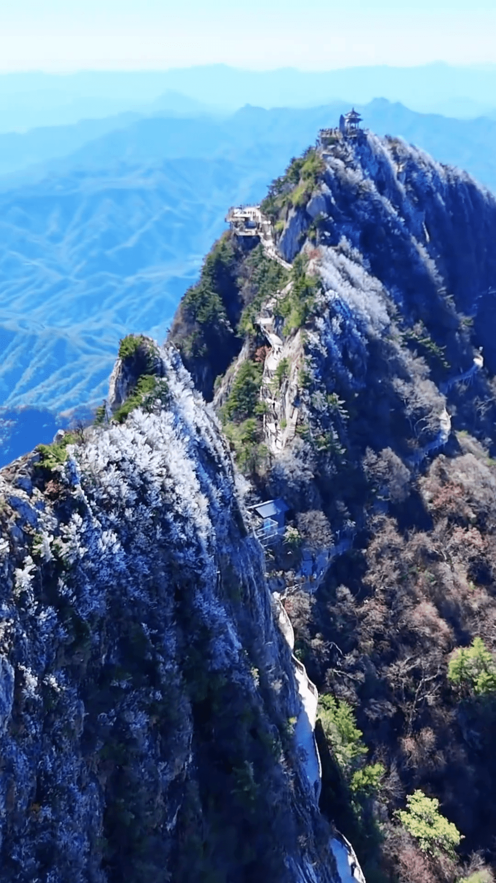 老君山「陰陽分界」再現。  老君山「陰陽分界」再現。