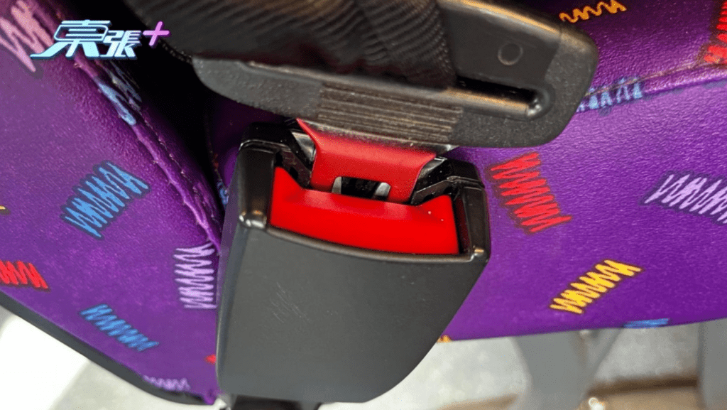 消防人員慢慢鬆開安全帶，露出空間讓陳先生離開，照片亦見安全帶仍在座位上扣好。《東張西望》圖片