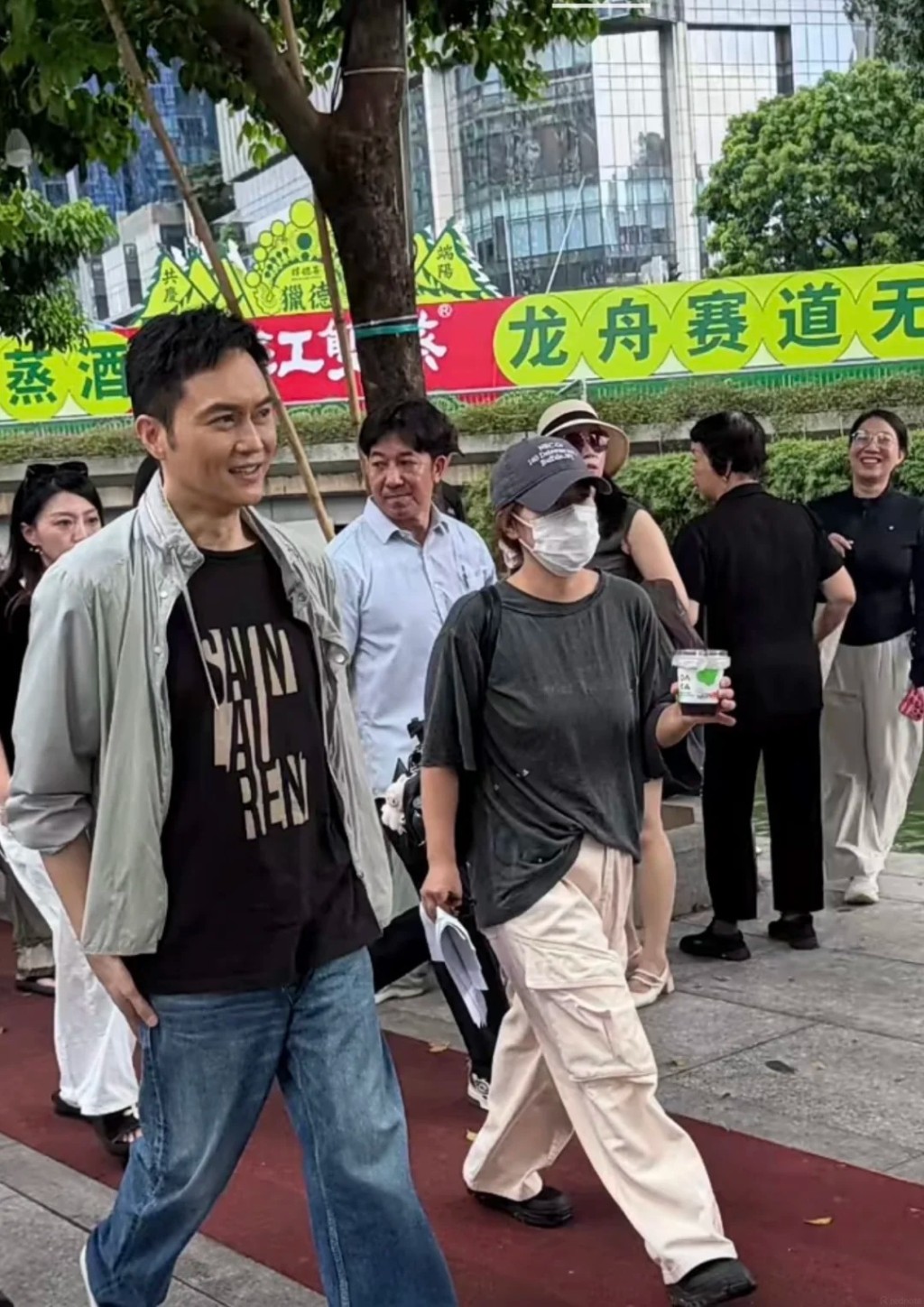 張智霖全程笑容滿面,友善親民。 張智霖全程笑容滿面,友善親民。