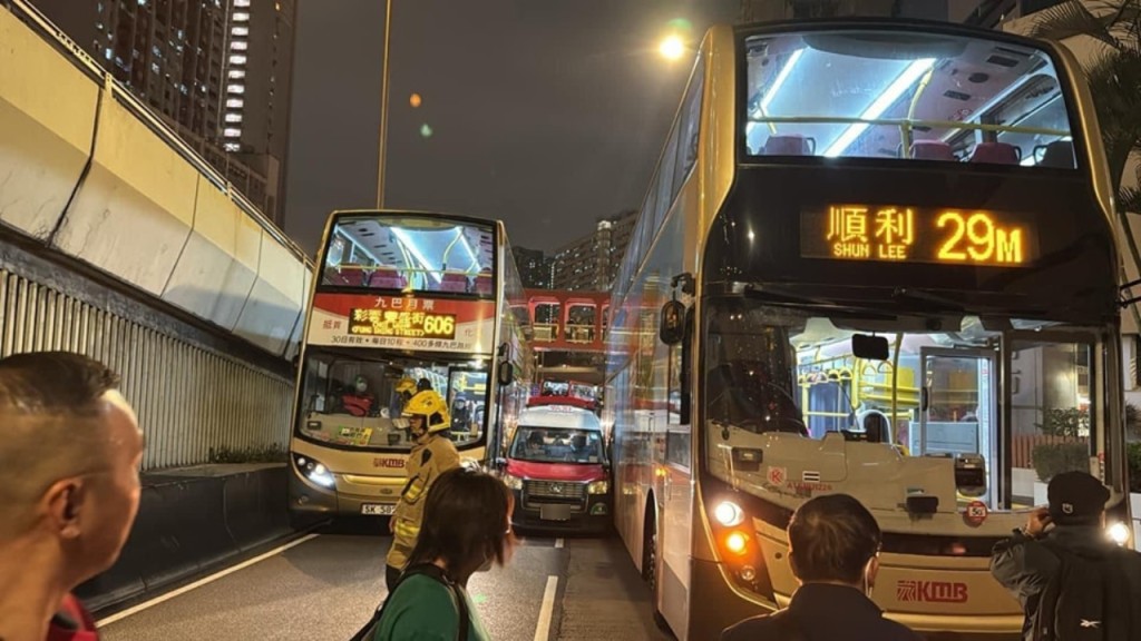 牛池湾的士遭两巴士夹成「三文治」 巴士司机受伤。香港公共交通智库FB