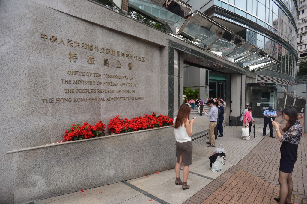 外交部駐港公署強烈譴責英國廣播公司中文網及《日本經濟新聞》等外媒。 外交部駐港公署強烈譴責英國廣播公司中文網及《日本經濟新聞》等外媒。