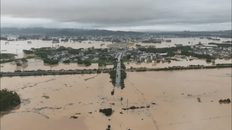廣西南寧市橫州市遭遇持續性極端強降雨,引發水庫險情、村莊內澇等多重災情,部分村莊洪水淹至二樓。 廣西南寧市橫州市遭遇持續性極端強降雨,引發水庫險情、村莊內澇等多重災情,部分村莊洪水淹至二樓。