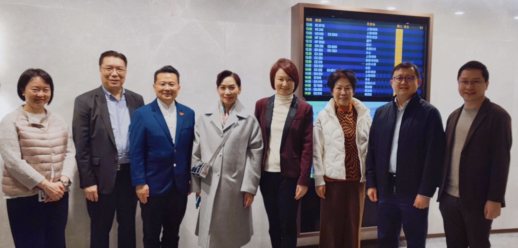 港区全国人大代表团今日启程赴京。