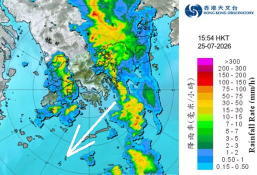 林超英指出紅霞的外圍首輪雨帶正自東面掃入香港。林超英FB圖片 林超英指出紅霞的外圍首輪雨帶正自東面掃入香港。林超英FB圖片