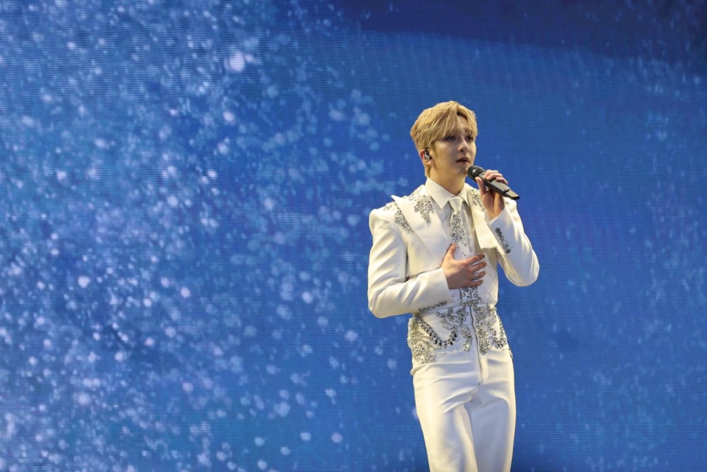 Anson Lo換上白馬王子造型再現身舞台獻唱《永順街39號》。 Anson Lo換上白馬王子造型再現身舞台獻唱《永順街39號》。