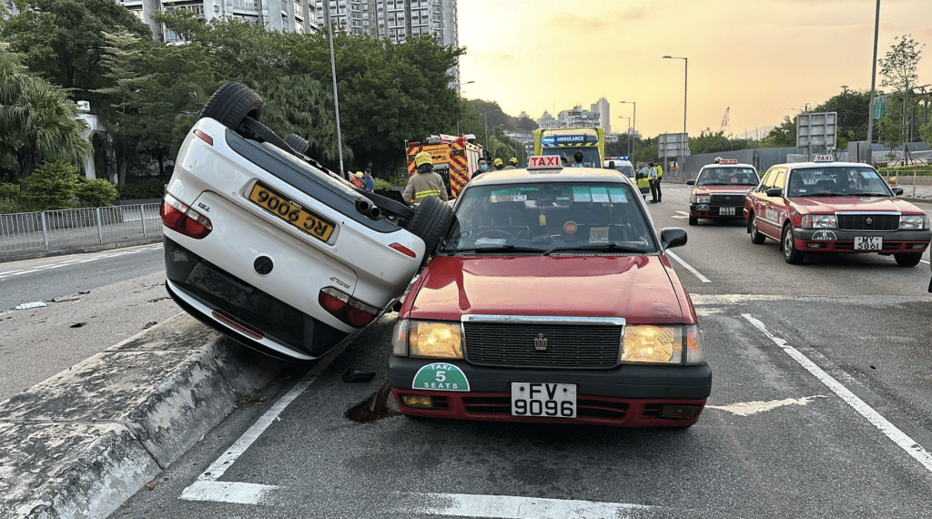 觀塘私家車失控鏟安全島，反肚擱石壆時，再殃及一部駛至的的士。網上圖片