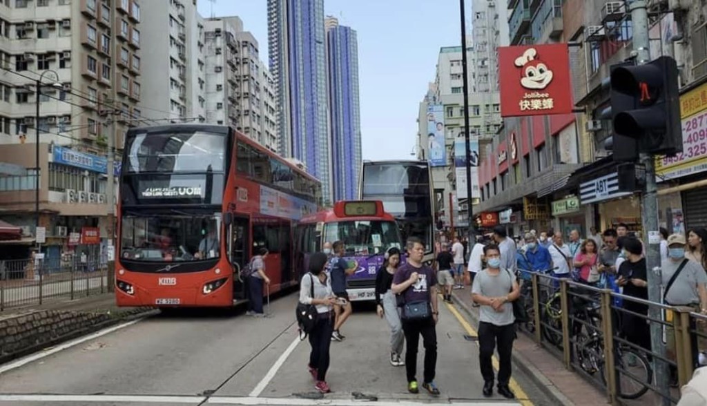 元朗大馬路兩巴士與小巴相撞 現場交通擠塞。車cam L(香港群組)FB