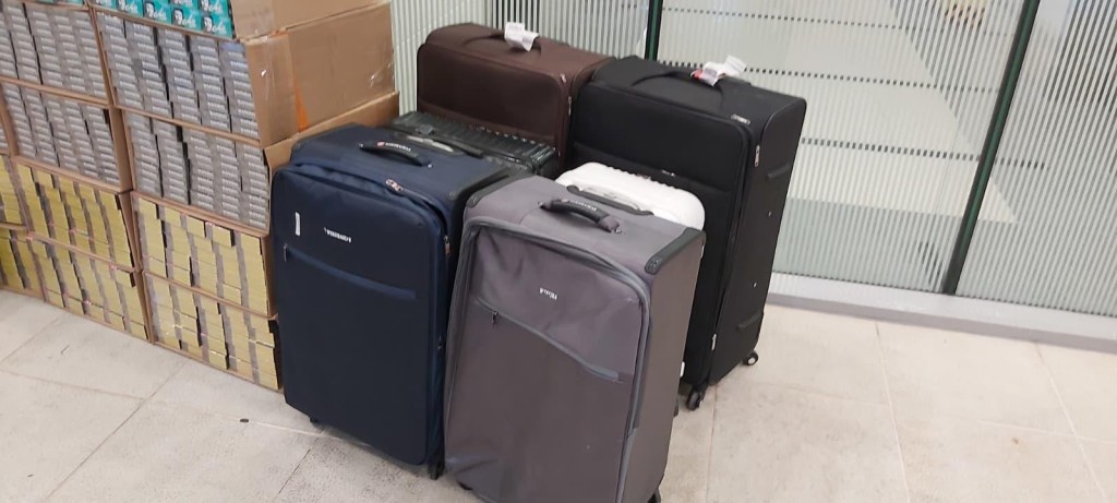 海關檢獲的私煙及製成煙草,估計市值約624萬元,應貨稅值約457萬元。曾志恒攝 海關檢獲的私煙及製成煙草,估計市值約624萬元,應貨稅值約457萬元。曾志恒攝