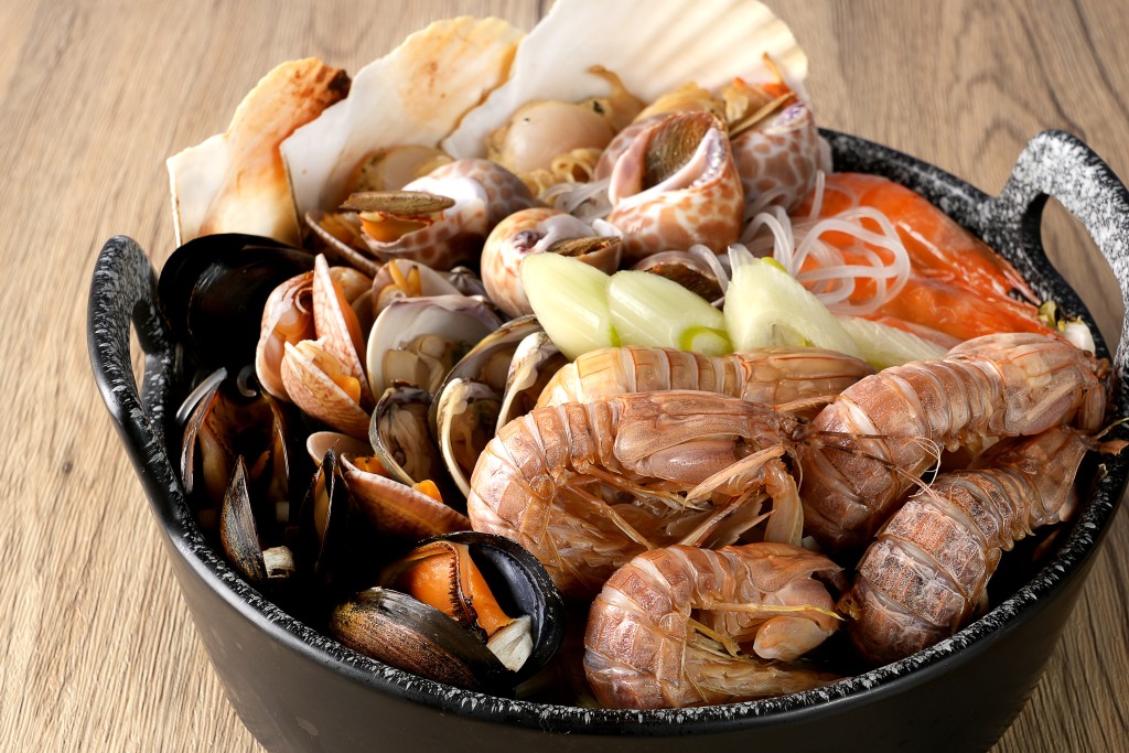 海鲜火锅，配海虾、濑尿虾、沙白、花蛤、海花螺及扇贝等海鲜轮流供应，原汁原味。