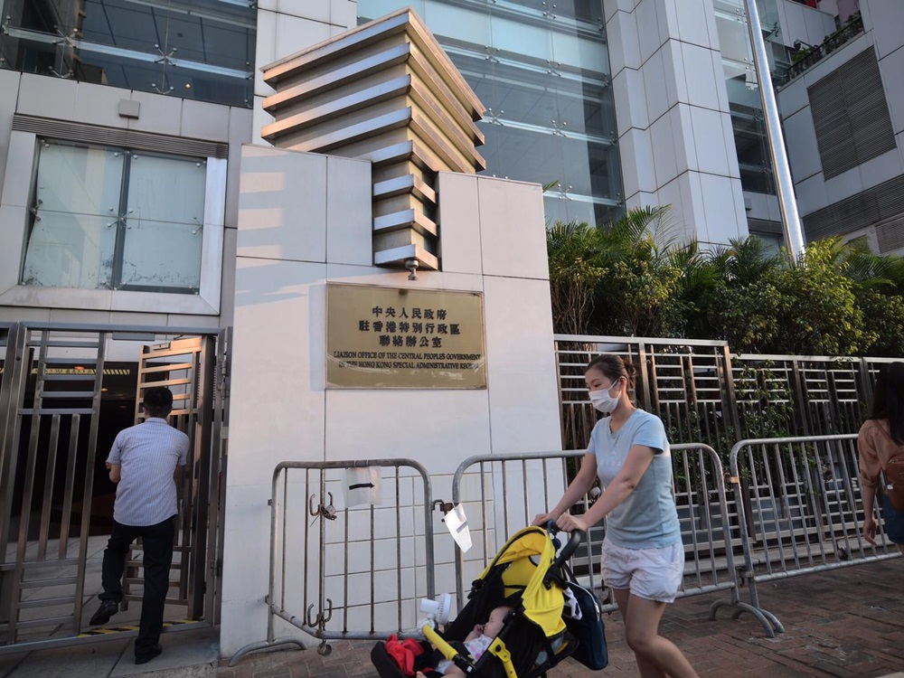 大樓前方的行人路已完全通行。