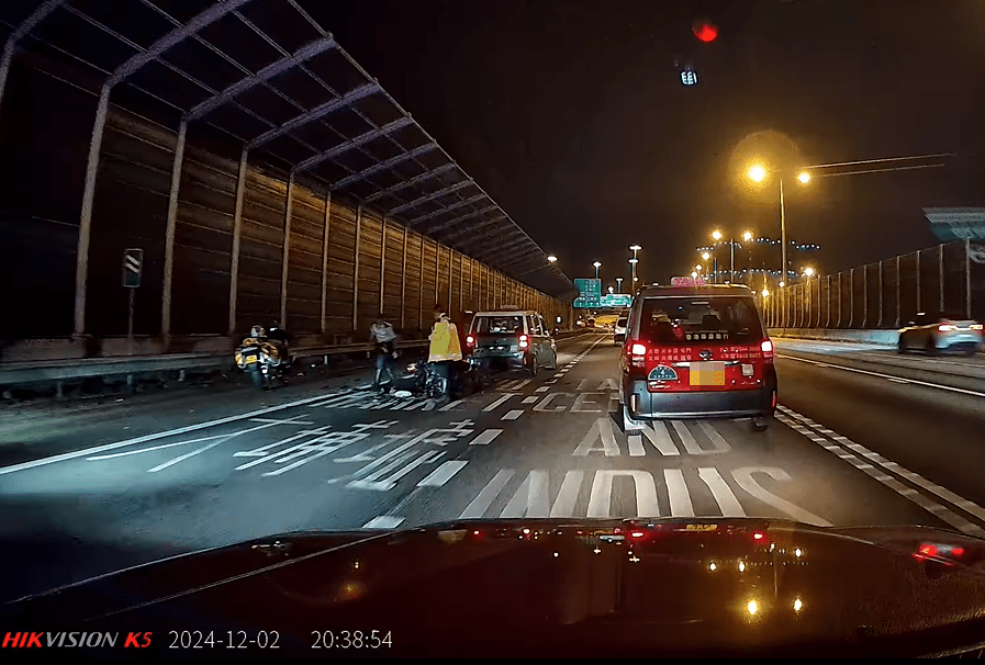 一輛電單車於吐露港公路與的士發生相撞。網上片段截圖