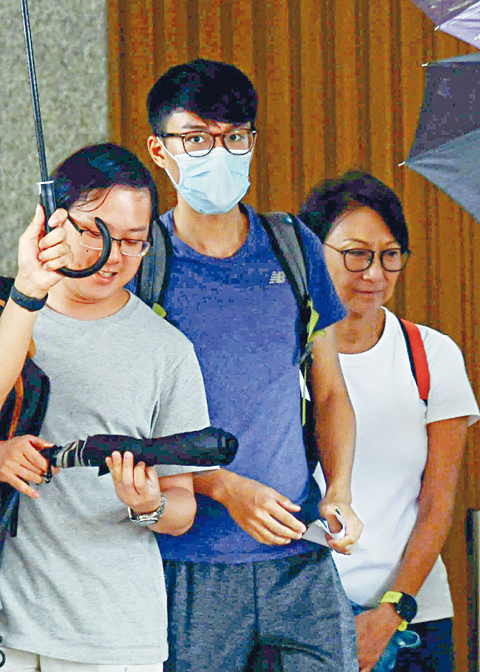 涉案其中一名被告劉文輝(口罩者)被控暴動罪判刑。