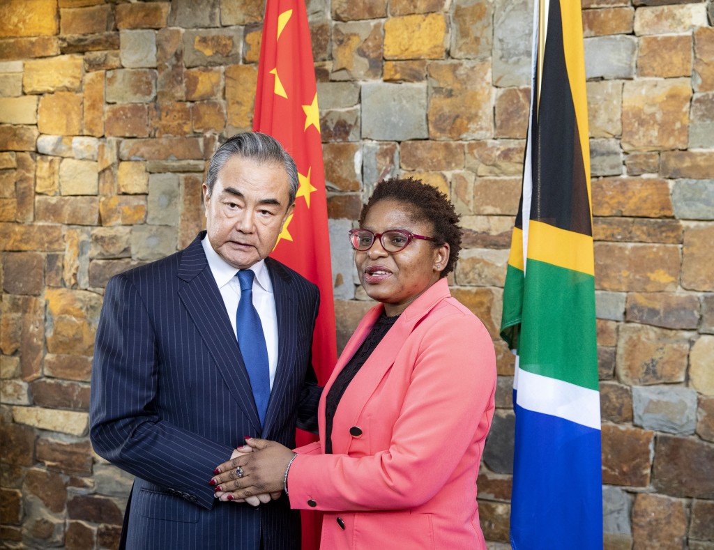 王毅（左）25日在南非約翰內斯堡會見金磚國家安全事務高級代表會議南非牽頭人、南非總統府部長恩特沙韋尼。新華社