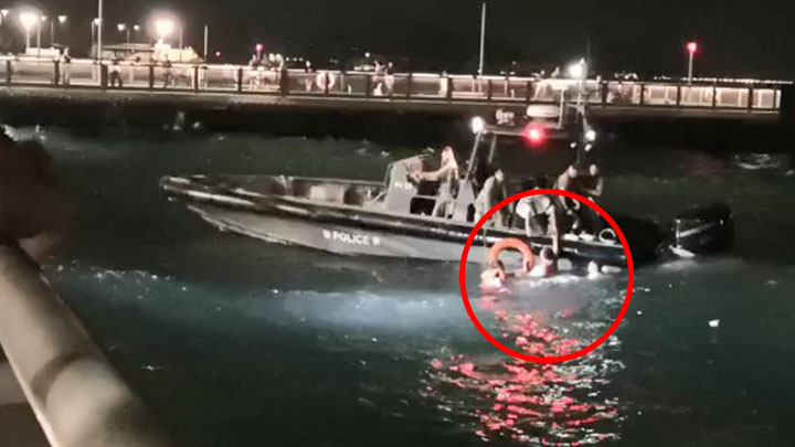 水警將墮海女子救起。讀者提供
