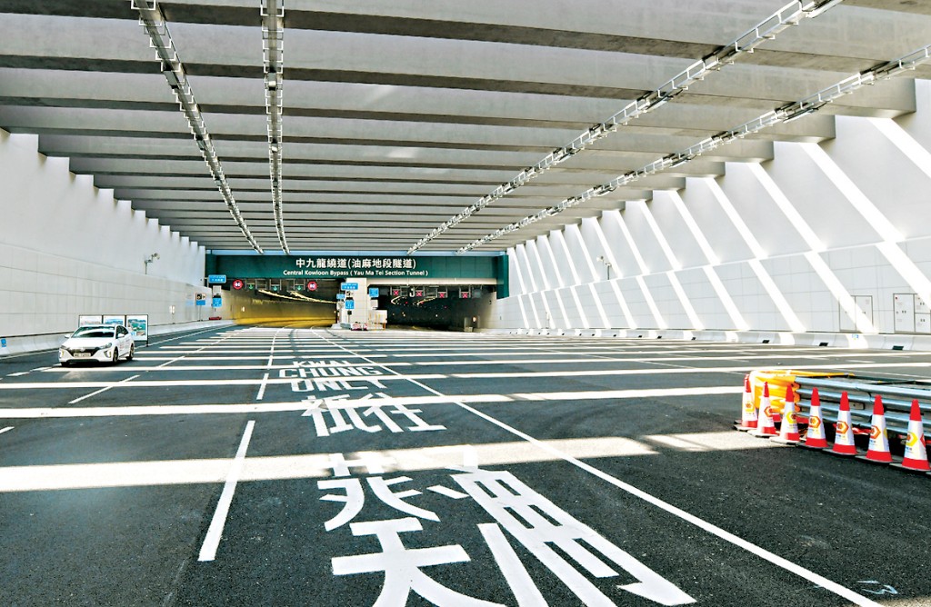 警方指，繞道隧道段有管制，其中往油麻地方向的最右線只可前往葵涌方向。