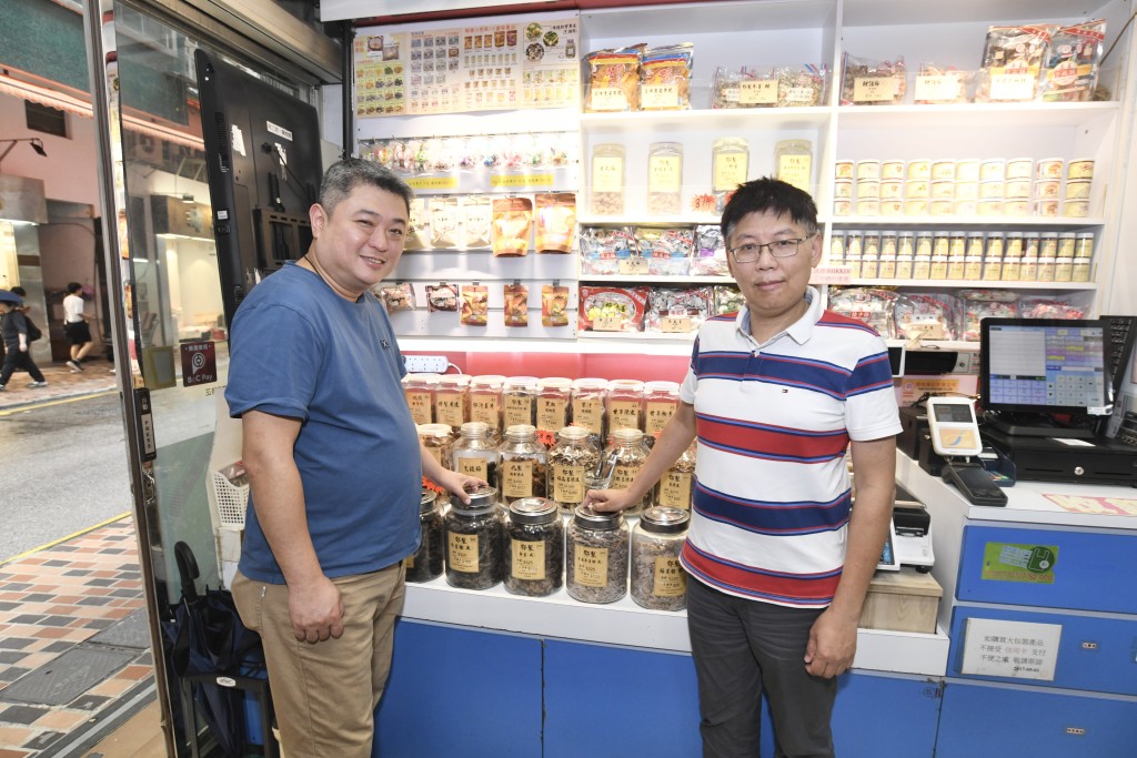 这间由邓荣满创办、其后由第三代三兄弟接班的老字号,坚持全人手制作、纯砂糖腌渍,自我定位「凉果界的LV」。 这间由邓荣满创办、其后由第三代三兄弟接班的老字号,坚持全人手制作、纯砂糖腌渍,自我定位「凉果界的LV」。