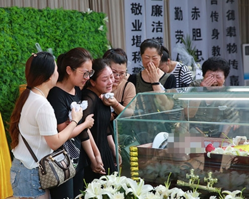 眾人對殉職交警依依不捨。