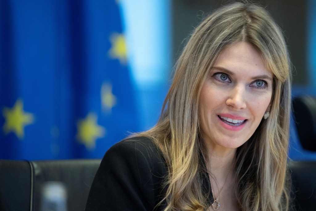 欧洲议会已暂停希腊籍副议长凯莉的所有职务，希腊亦已冻结凯莉的资产，她所属政党也暂停她党内职务。路透