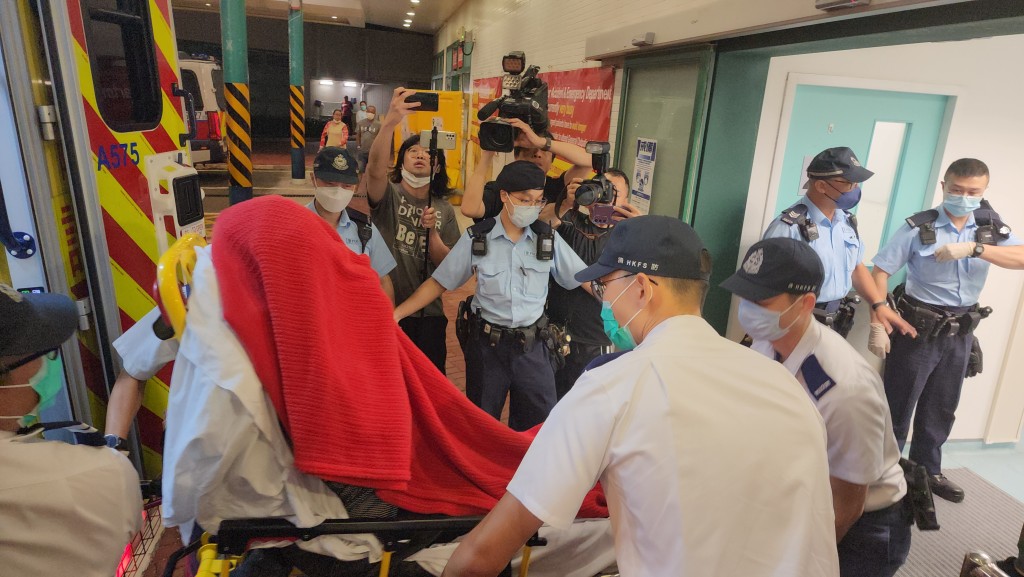 被捕女子由救护车送院。